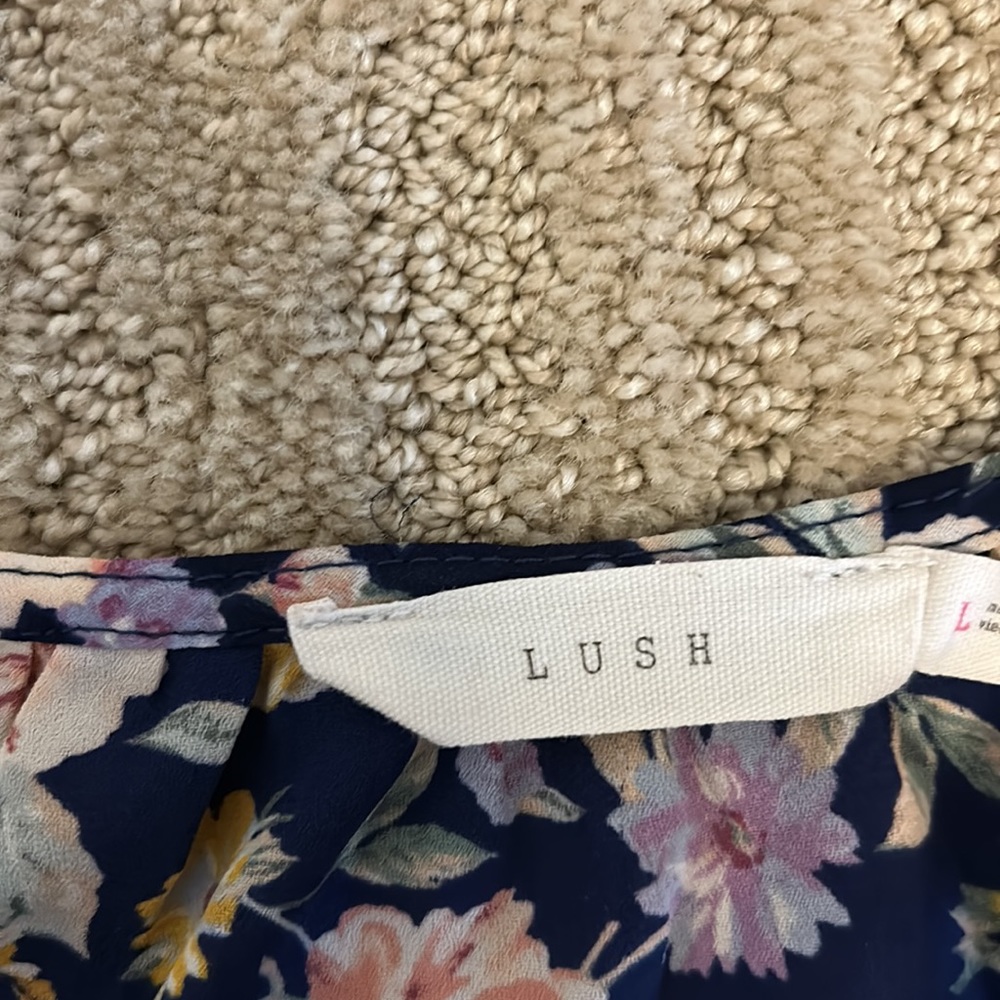 Lush wrap top sz L - Picture 2 of 4